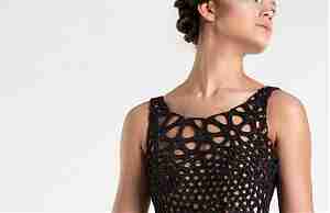 Пластиковое платье, напечатанное с помощью 3D, развевается при ходьбе как настоящее