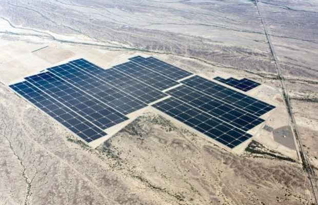 Более пяти миллионов солнечных панелей составляют фото электростанцию